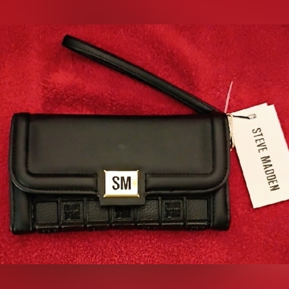 Steve Madden Handbags - NWT🎁FREE GIFT INCLUDED🎁Steve Madden Black Wristlet with Gold Brand Logo